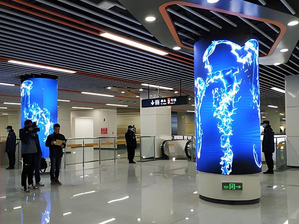 An Innovative Approach to Improving Subway Station Experiences with Pillar-Shaped