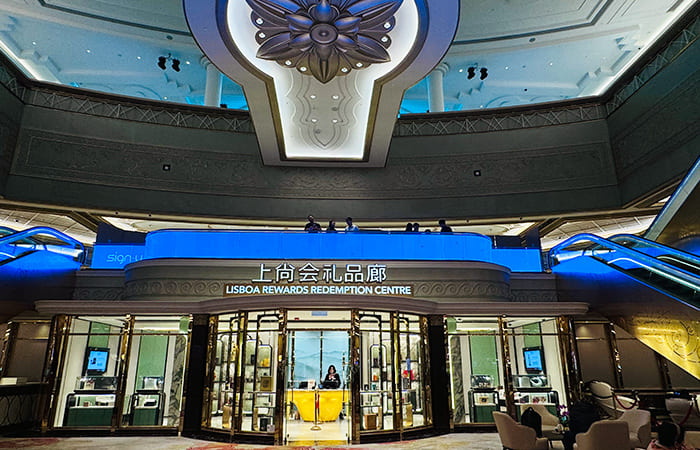 A Seamless Visual Presentation Over Luxury: Transparent LED Film Screen Mounted onto the Glass Railing for The Gift Gallery of Grand Lisboa Palace