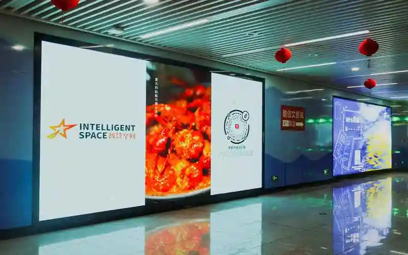 Custom LED Screens for Airport Advertising and Passenger Engagement