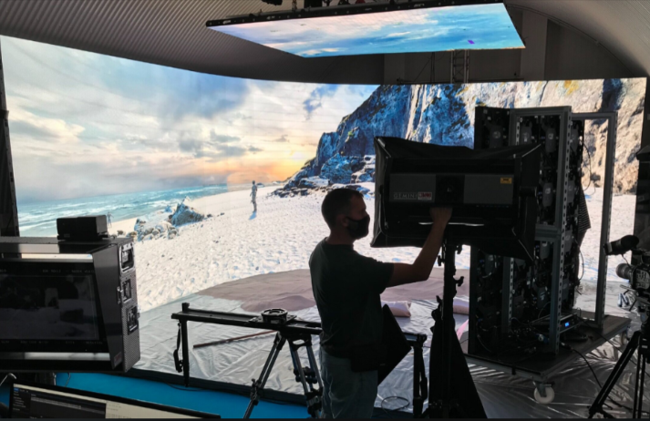 LED Screen vs. Green Screen: A Practical Comparison for Buyers